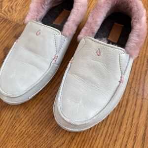 OluKai Women's Slippers in Cream and Pink